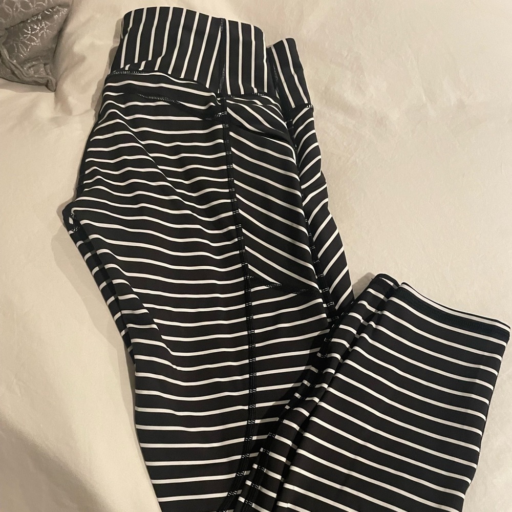 Athleta black and white striped size small cropped legging